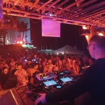 Pista iluminada en la playa