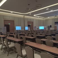 Montaje para congreso con pantallas