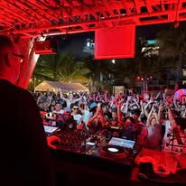 Evento masivo con DJ en playa